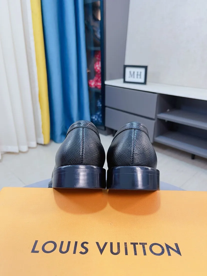 Men's shoes💰438🌹🌹【Louis Vuitton] LV official website synchronizes casual formal leather shoes, imported Italian first-layer calfskin, the leather feels natural and comfortable, and the flowing shoe body design embodies an extraordinary superior wearing experience. Smooth and tight hand-stitched seams achieve extraordinary noble taste. The lining is made of cowhide, which is high-end, comfortable and breathable, telling the man's high-spirited heart. Number of items in stock: 38-44 45 can be customized.